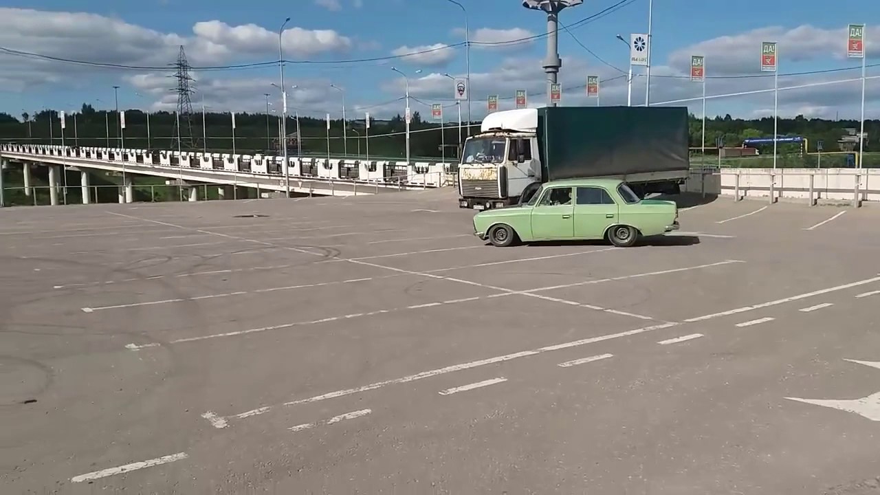 Москвич валит боком