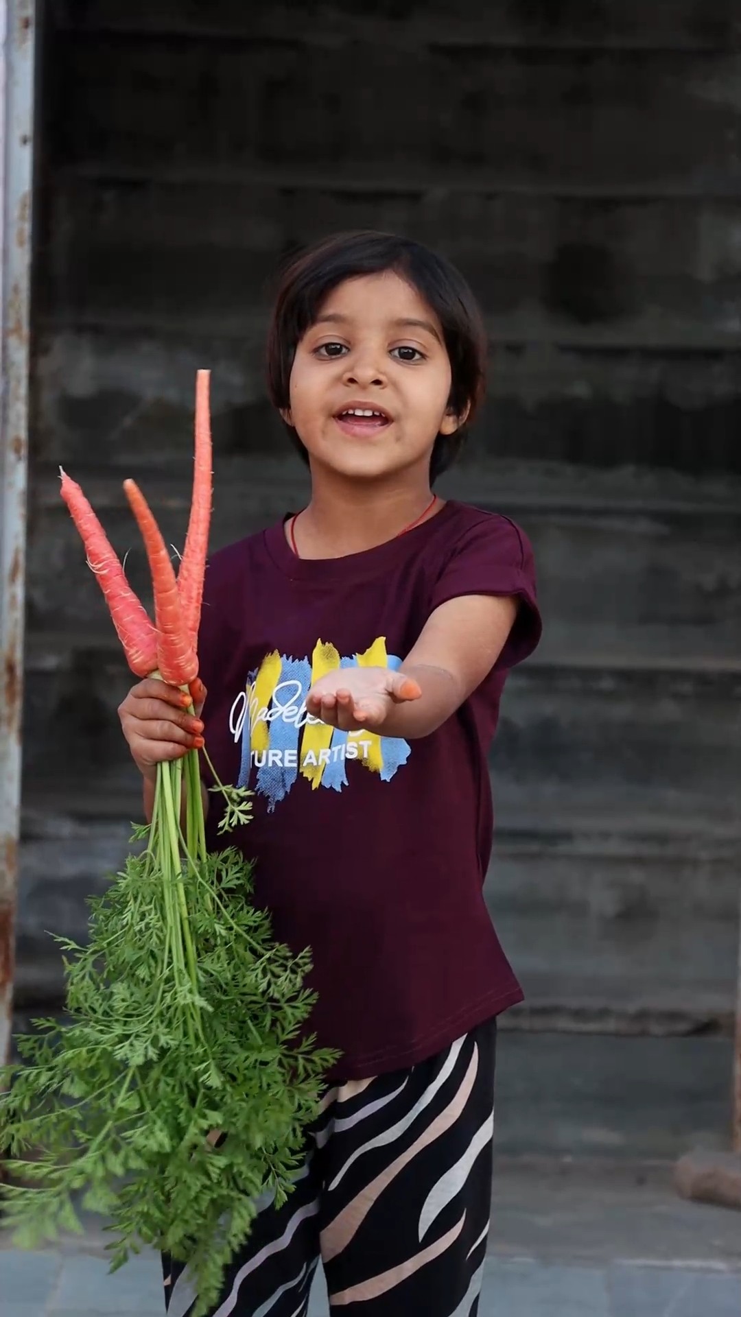 Mansi ko or carrot? Chahiye ? maa ne ye kya kar diya #shorts #carrot #maa #funnyvideo