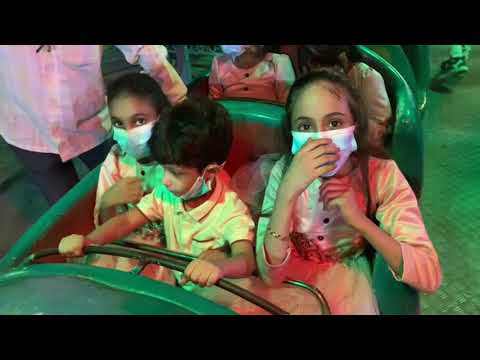 اطفال ومواهب الزهرات يلعبون في ملاهي منتزه الريم بجدة في اليوم الاول لهم