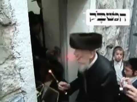 תיעוד נוסטלגי ממעמד ההדלקה נרות חנוכה אצל מרן פוסק הדור הגרי״ש אלישיב זצ״ל