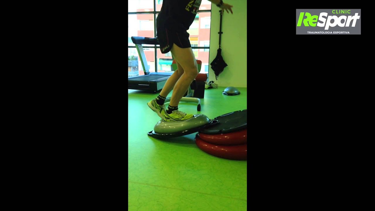 Ejercicio a una pierna para equilibrio y flexibilidad en gemelo y tendón de aquíles