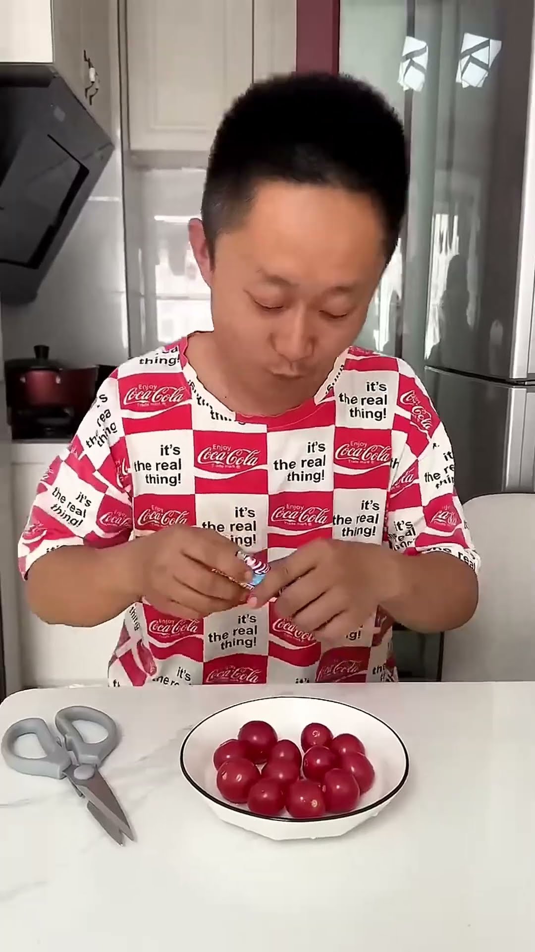 给米宝做个西红柿棒棒糖，还得是爸爸厉害！#Cute baby#Cute#呆萌小米宝#聪明宝宝#萌娃#整蛊#测试