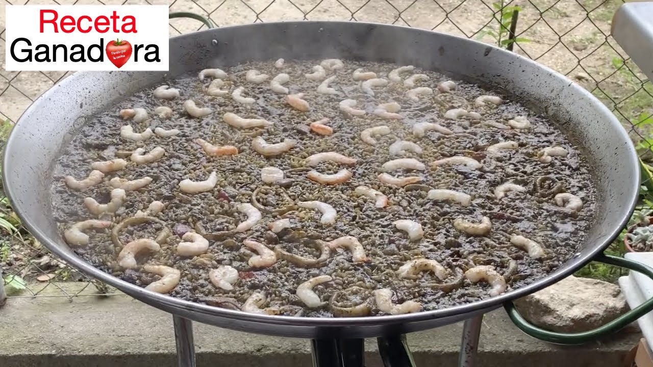 Arroz negro con calamares y gambas en Paella | Receta ganadora