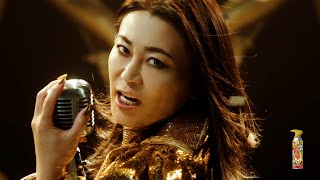 氷川きよし、ド派手な金色の衣装で圧巻の歌声披露！　アースジェット プロプレミアム新TVCM「人生1度」篇