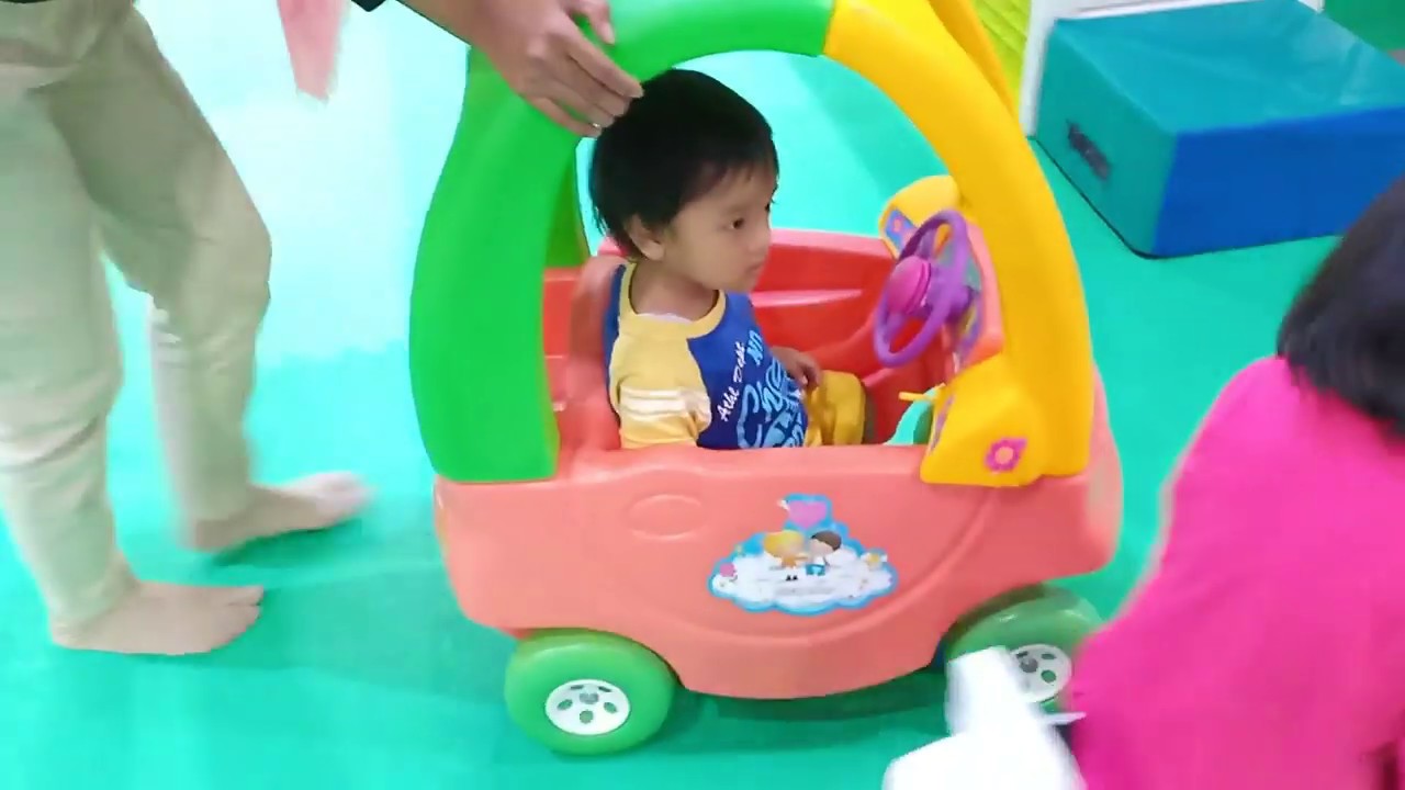 Latu Toys naik Mobil  Mainan  di Playground  Main Kejar 