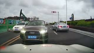Driver in wrong lane upset he gets blocked
