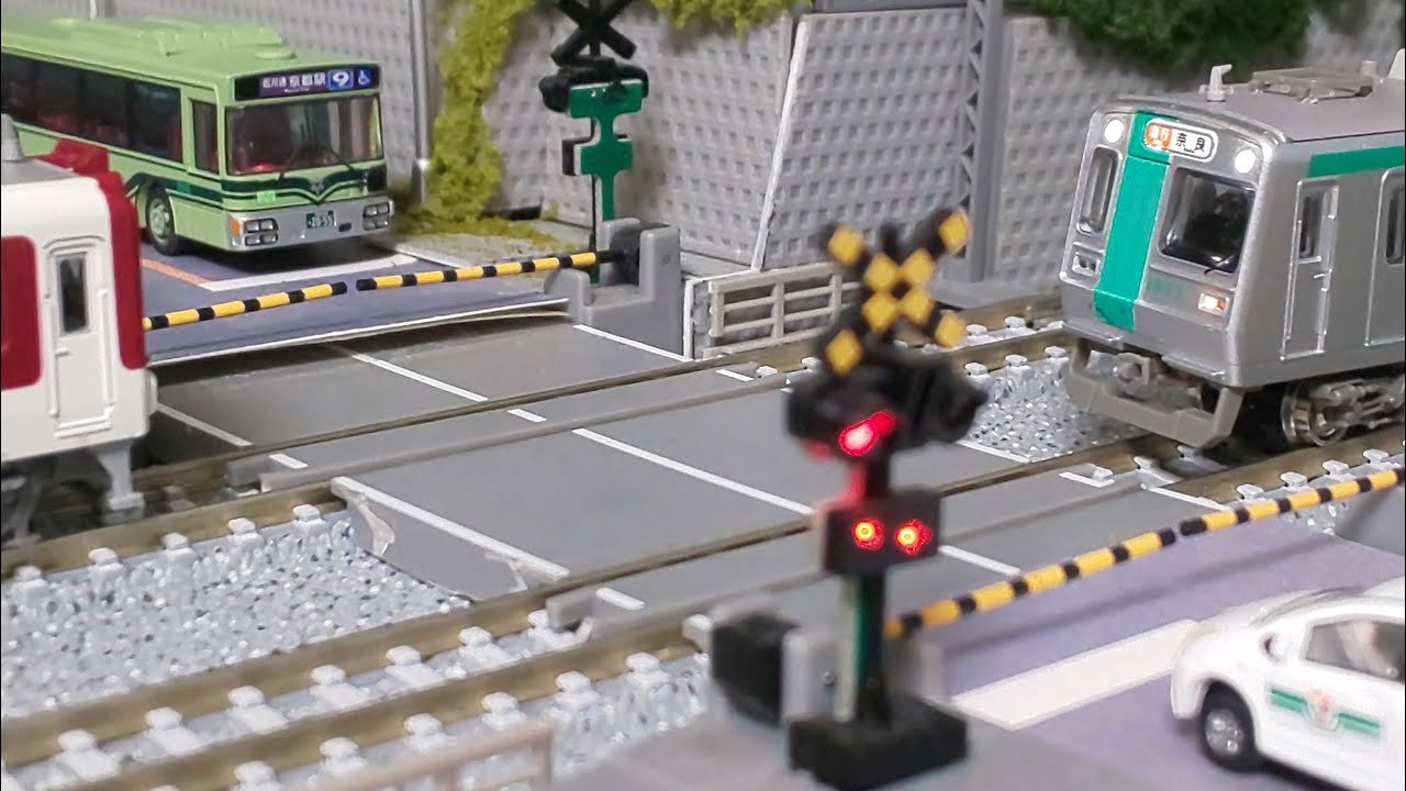 Nゲージ　近鉄電車　トミックスTCS自動踏切Ⅱを 京都市交通局10系 が通過