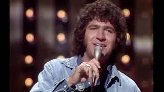 Mac Davis - Baby Dont Get Hooked On Me  (The Midnight Special 1973)