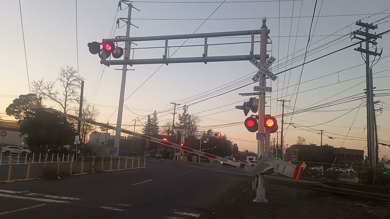 *Dead bell* Stockton Blvd/34th St railroad crossing Sacramento CA | SacRT light rail