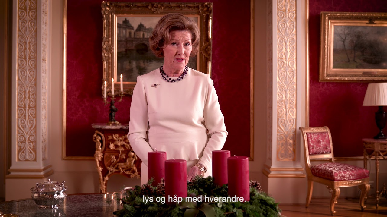Dronningen tenner første lys i adventskransen