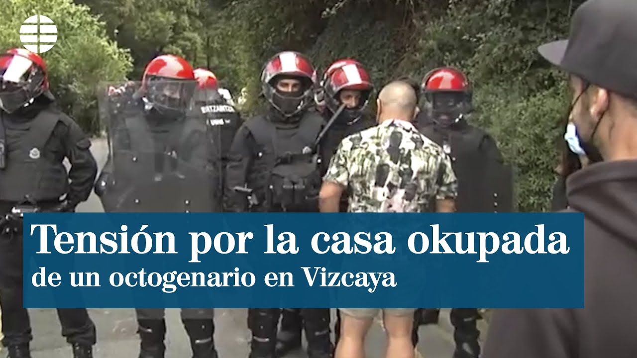 Tensión entre la Ertzaintza y los vecinos del anciano al que han okupado su casa