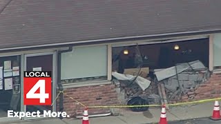 Minivan crashes into cafe in Wayne County, diners inside unhurt