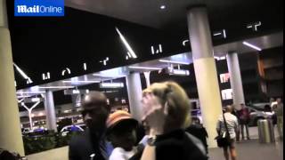 Sean Penn gets angry with photographer in front of Charlize