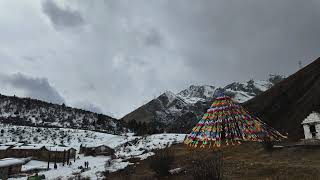 🏔️ Karla Kaplı Zirvelerin Büyüleyici Sessizliği Muhteşem Kış Manzarası ❄️