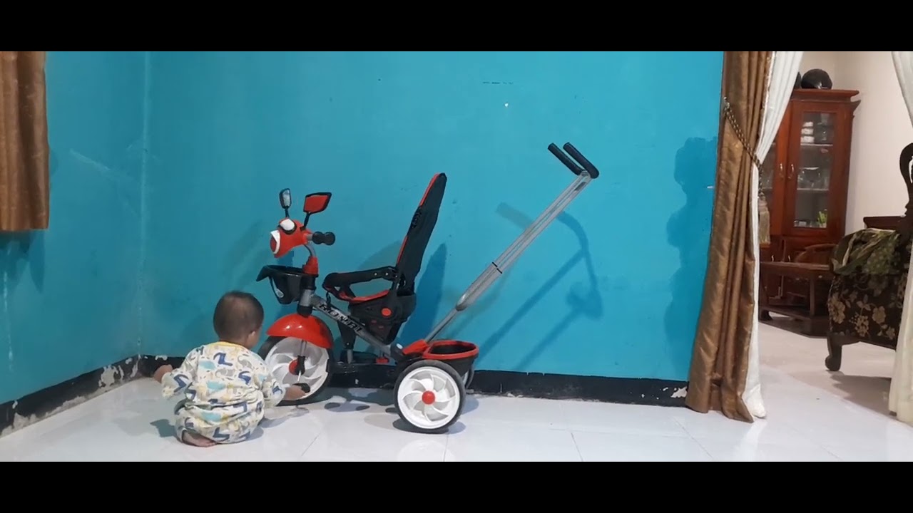 Baby fran aktif belajar dorong sepeda sampai terjatuh - YouTube