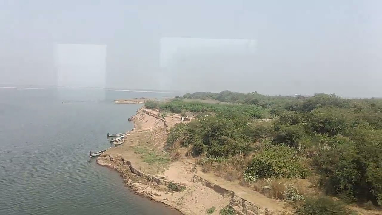Train crossing Godavari River and Godavari Stn #rajahmundry 