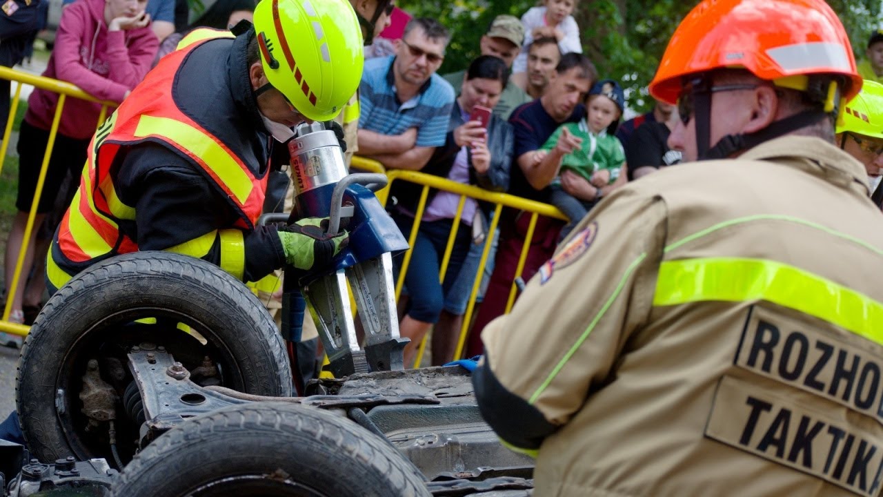 Vítězové soutěže ve vyprošťování osob z havarovaných vozidel - hasiči HZS MSK ze stanice Bruntál