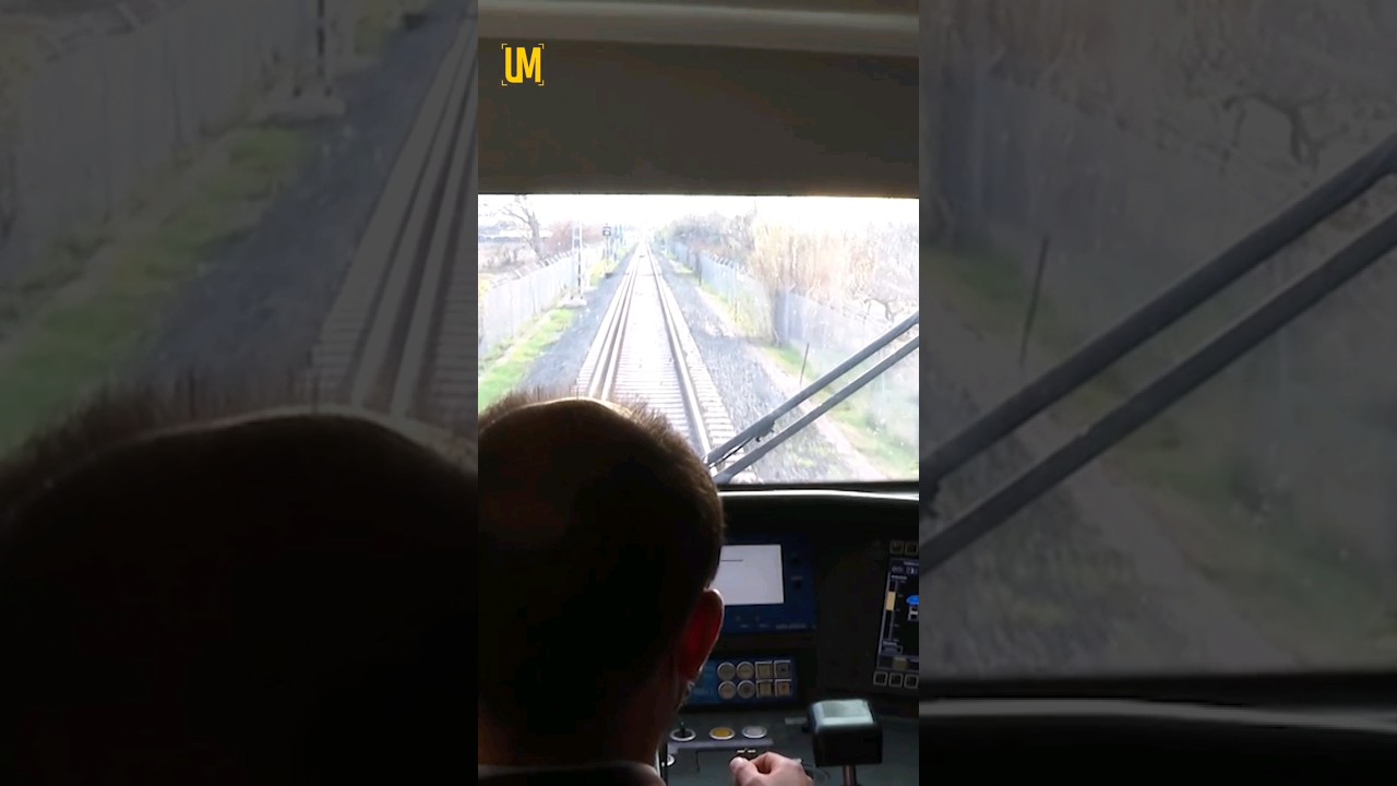 En la cabina de un tren regional de Renfe