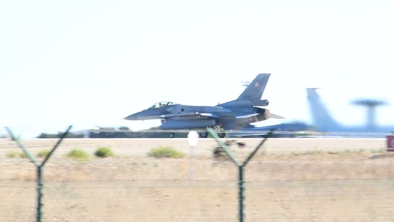 F16 Polónia,  com tanques extra na fuselagem,  a descolar.  Beja NATO tiger meet 2025