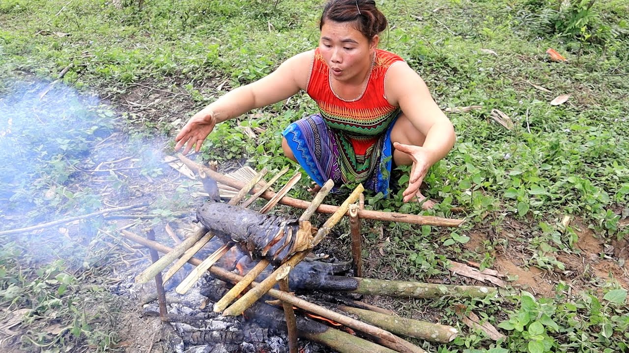 Survival Skills Primitive Life - Catch Fish For Cooking Fish Eating Delicious