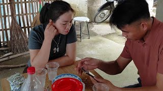 Ha and Nhan came to Tam's house to play. Tam was upset because he had been robbed of his money.