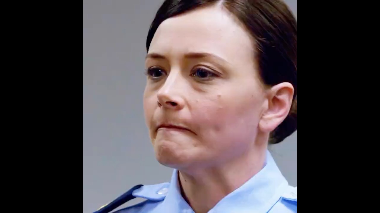 La mujer que puede convertirse en cualquier persona con un parpadeo#shorts  #movierecap