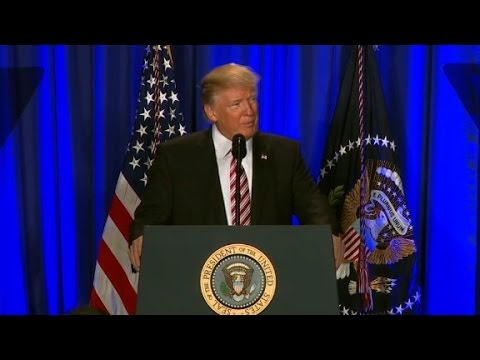 Vidéo: Donald Trump Récupère La Politique De Mexico