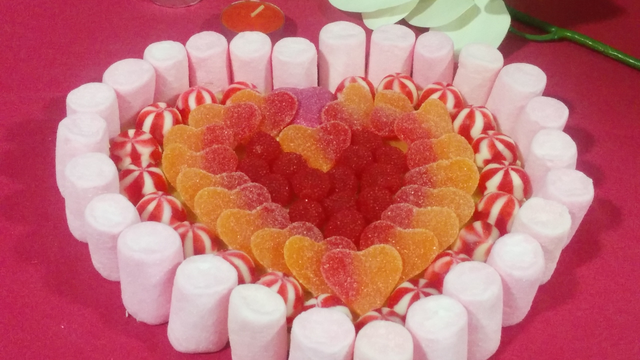 Tarta de chuches con fotografía comestible en forma de corazón