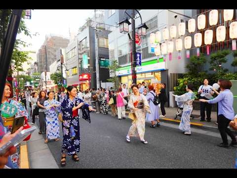 2026年7月19日、神楽坂通りで神楽坂夏まつりの盆踊りが開催されました。真夏の晴天の下、太鼓演奏や子ども盆踊り、龍踊が披露され、地元住民や観光客が一体となって日本の夏の伝統文化を満喫しました。