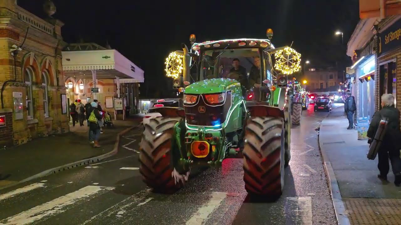 Тракторы зажигают Льюис и Рингмер! Рождественский забег тракторов 2025