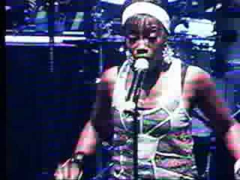 Estelle Live Performance, "American Boy," 8.2.08