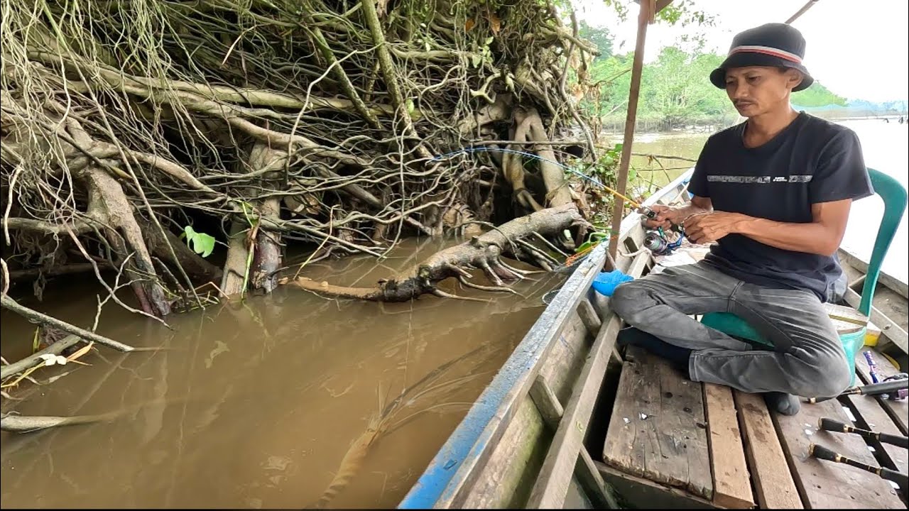 УДИВИТЕЛЬНО!! ГИГАНТСКАЯ КРЕВЕТКА ОЧЕНЬ СИЛЬНО ТЯНЕТ МОЮ УДОЧКУ || РЫБАЛКА НА ЗЕЛЕНЫХ КРЕВЕТОК