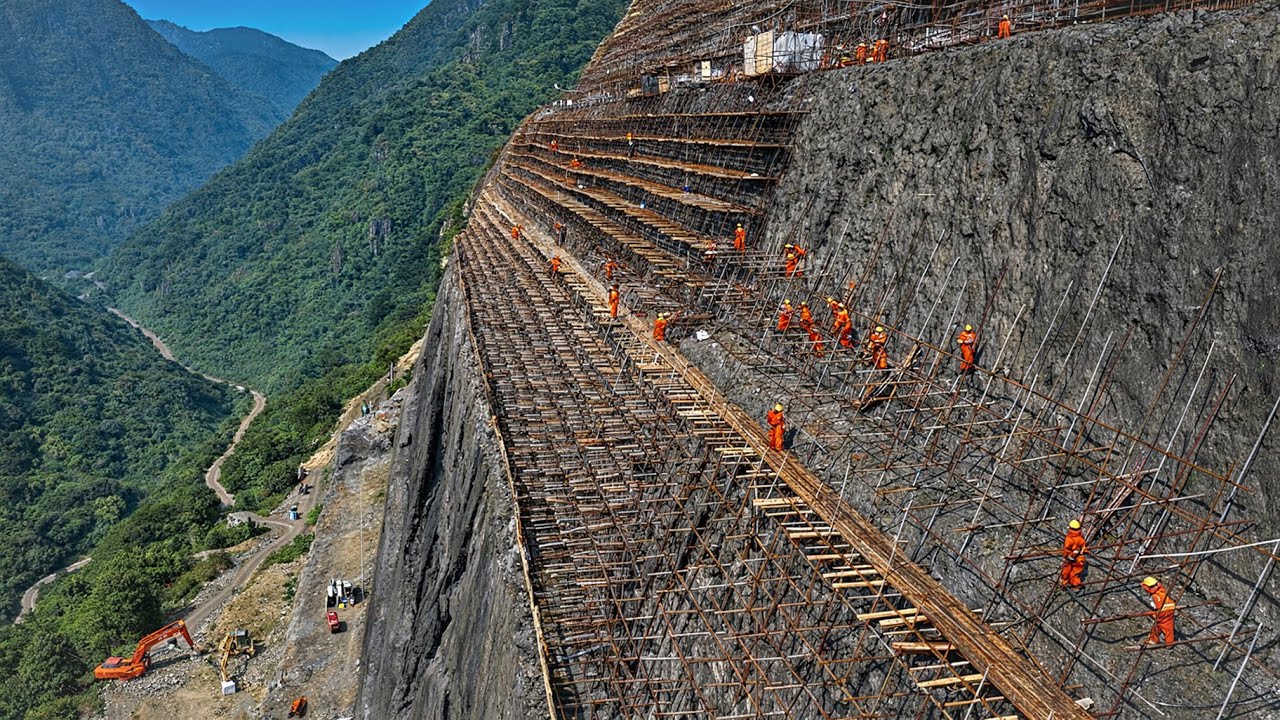 Как Таджикистан строит самую высокую в мире плотину для регулирования уровня горной реки