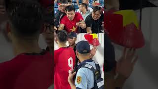 Cổ động viên Nam Định vây lấy Hoàng Hên sau khi anh trở lại sân Thiên Trường trong màu áo ĐTQG