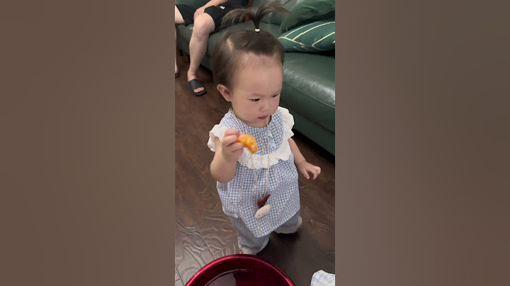 真的是爸爸的贴心小棉袄啊，怕橘子太凉还给过下热水呢，太感人了#骗你生女儿 #爸爸的小棉袄 #人类幼崽的800个心眼子 #爸爸带娃 #创作灵感