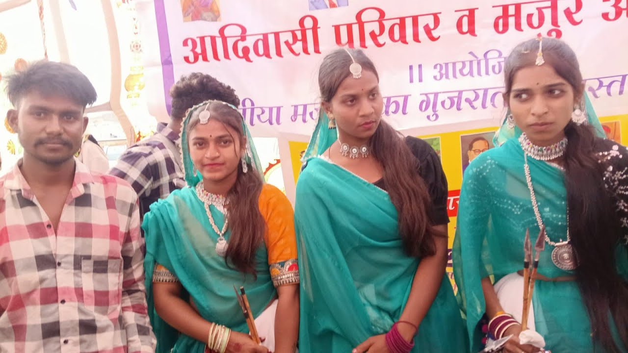 Видео с танцами из племенной программы в Калаваде