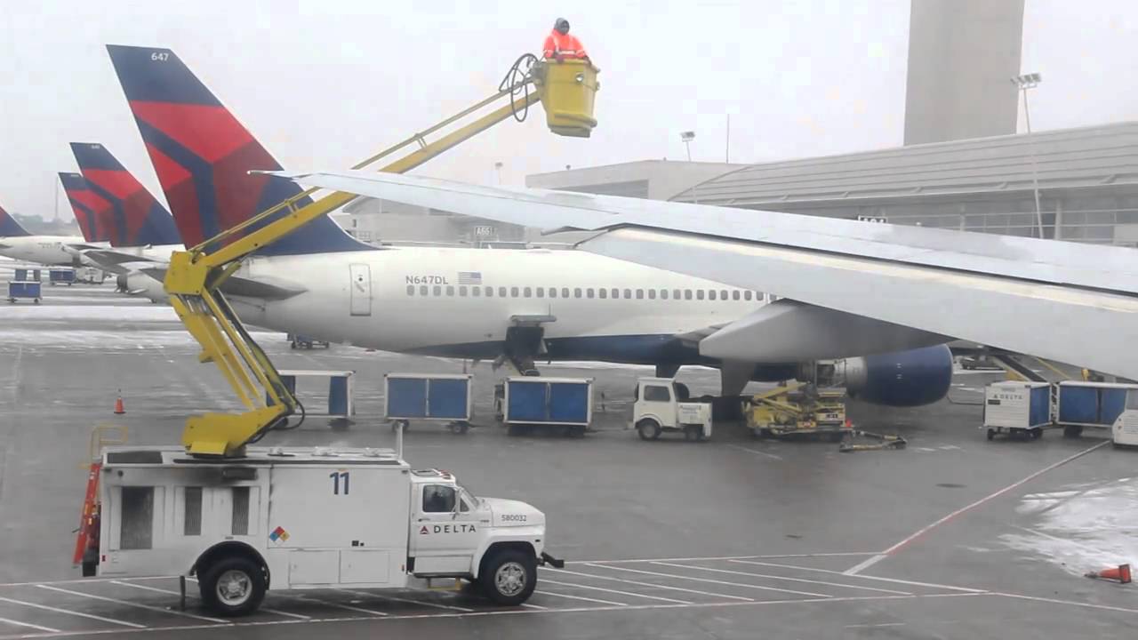 Delta Airlines Boeing 777-200 De-icing at Detriot (DTW-ATL) (01/2011)