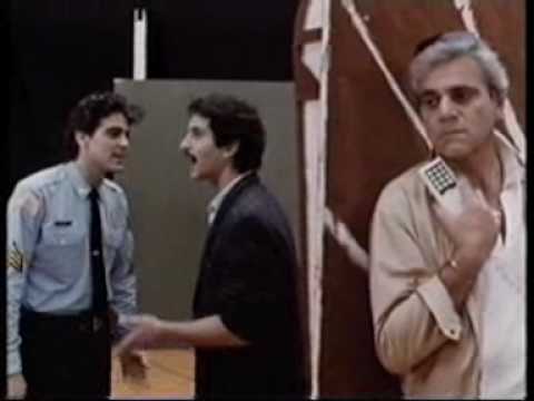 George Clooney in una scena del giallo "La Scuola degli orrori" (1987)