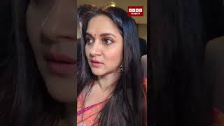 হেঁটে যাচ্ছেন মিথিলা