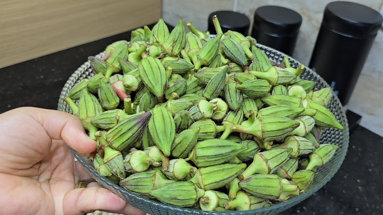 ضاع عمرنا واحنا بنفريز الباميه غلط 💪 من غير ما تغير لونها وتفضل فريش لسنه كامله 🧑🏻‍🍳