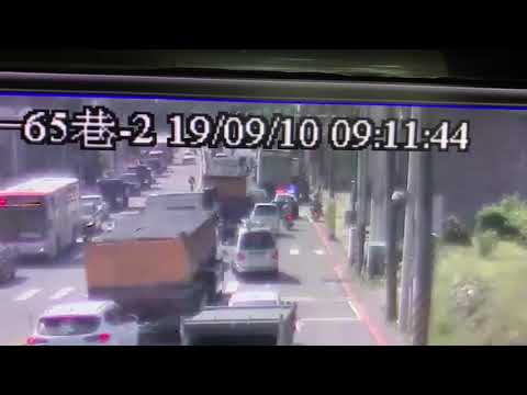 扯！貨車砂石車夾擊轎車…車體像「奶油」般壓扁！駕駛脫困