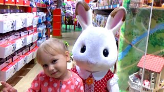 Алиса покупает игрушки в магазине Хамлис Alice buys toys at the store Hamleys