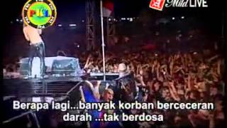 Slank live bendera setengah tiang