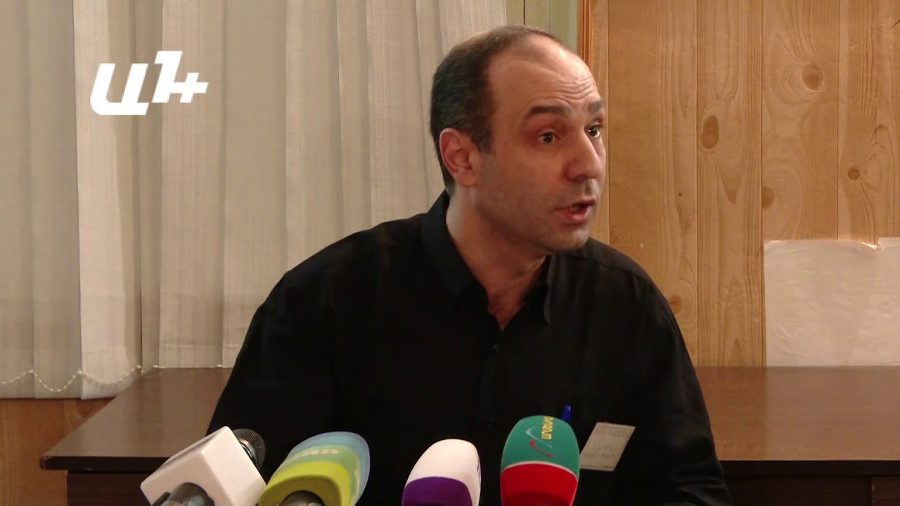 Ցմահ դատապարտյալ Մհեր Ենոքյանը պատասխանում է լրագրողների հարցերին