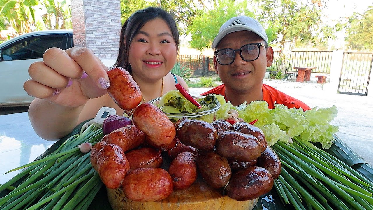ไส้กรอกอีสาน กินกับข้าวเหนียวฮ้อนๆ แกล้มส้มผักกาดดองกรอบๆ แกล้มต้นหอมสดๆ อาหารบ้านๆกินง่ายอยู่ง่าย