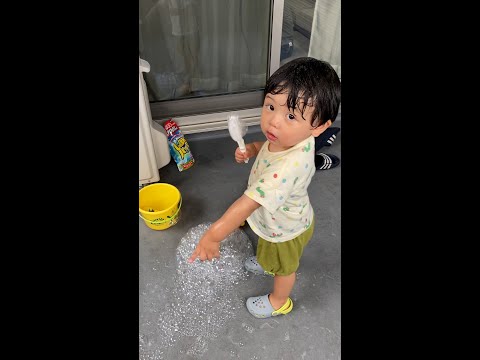 【1歳8ヶ月】夏の間毎日のようにやっていたベランダ遊び/Baby loves to play with bubbles - 20 month old baby