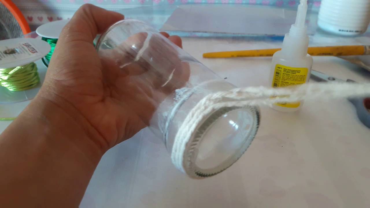 Garrafa decorada com barbante para centro de mesa