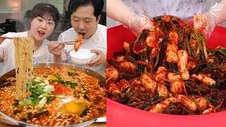 Mom's Recipe Korean Chonggak Kimchi 🍜Eating Neoguri Noodles and Kimchi with husband.