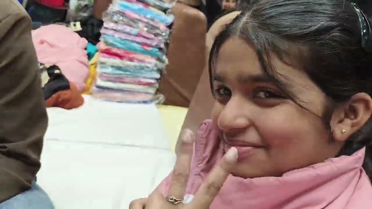 Aina ke andar aa gaya salesman ka bhoot 😂😂😂