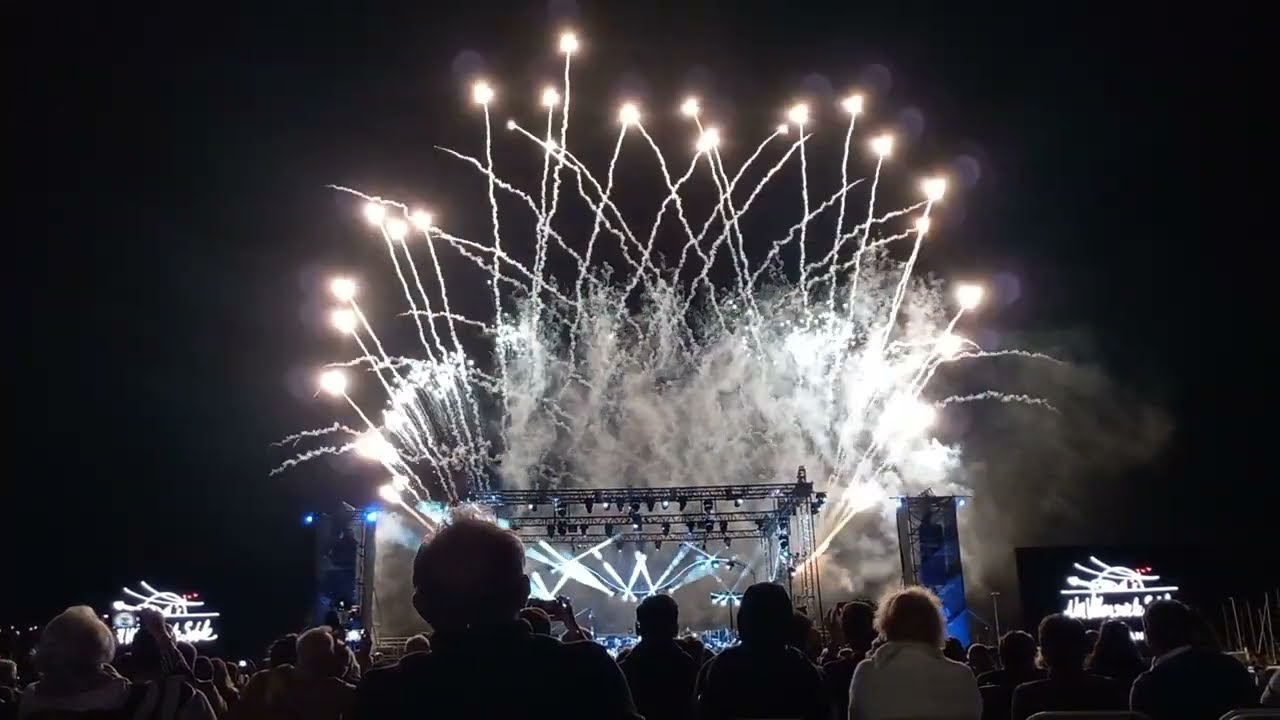 A Royan, le final pyrotechnique du premier concert d'Un violon sur le Sable 2022, samedi 23 juillet